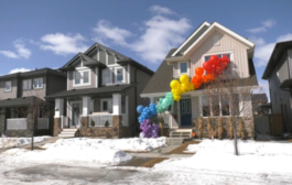 بادکنک های امید بر سر در خانه کانادایی ها