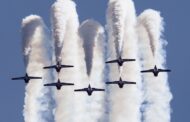 پرواز نمایشی تیم Snowbirds کانادا برای روحیه دادن به مردم