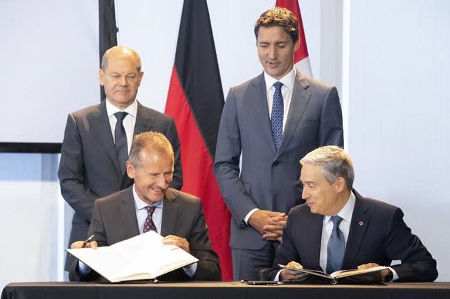 امضای قرارداد کانادا با بنز و فولکس واگن