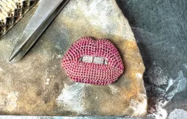 تیلور سویفت یک گردنبند 12 هزار دلاری با الهام از لب های قرمز نمادین خود هدیه گرفت